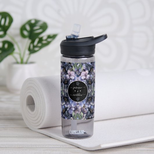 Moody Black Floral Klassische Namen Hochzeit Trinkflasche (Yoga (gedreht))