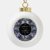 Moody Black Floral Klassische Paarnamen Hochzeit Keramik Kugel-Ornament (Vorderseite)