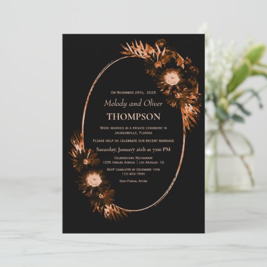 Moody Black mit Burnt Orange Floral Wedding Einladung (Stehend Vorderseite)