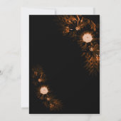 Moody Black mit Burnt Orange Floral Wedding Einladung (Rückseite)