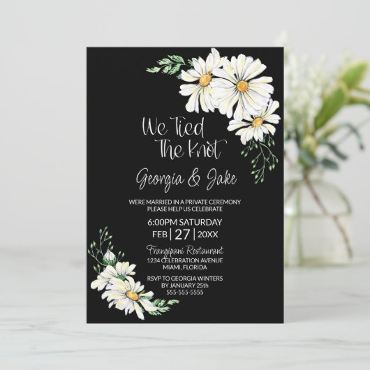 Moody Black mit White Daisises Hochzeitsempfang Einladung (Stehend Vorderseite)