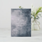 Moody Blue Clouds Celestial Cross Baptisse Einladung (Stehend Vorderseite)