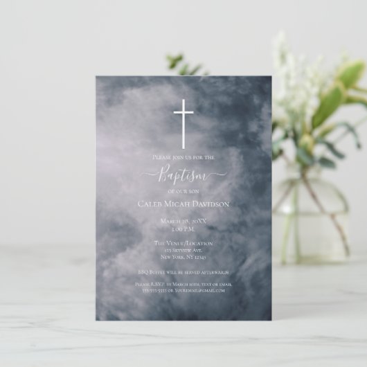 Moody Blue Clouds Celestial Cross Baptisse Einladung (Stehend Vorderseite)