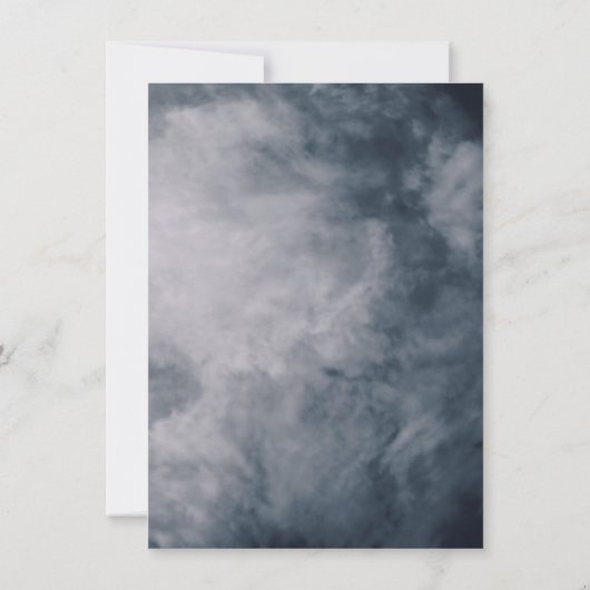 Moody Blue Clouds Celestial Cross Baptisse Einladung (Rückseite)