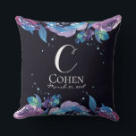 Moody Blue Lila Floral Monogram Kissen<br><div class="desc">Es gibt etwas super Chic an der dunklen, launischen Erscheinung dieses Designs. Es fällt auf, ist aber noch subtil. Der Hintergrund ist sehr dunkel, tiefblau-schwarz, wie der Himmel um Mitternacht. Vollständig anpassbar, von Farben bis zu Schriftart. Bitte zögern Sie nicht, uns zu kontaktieren, wenn Sie eine Änderung wünschen, die nicht...</div>