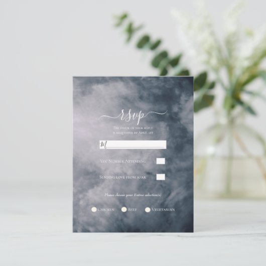 Moody Blue Sky Clouds Celestial Wedding RSVP Einladung (Stehend Vorderseite)