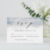 Moody Blue Watercolor Wedding RSVP Antwortkarte (Stehend Vorderseite)