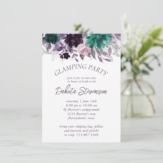 Moody Boho | Eggplant Lila Blumenglamping Party Einladung (Stehend Vorderseite)