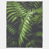Moody Botanical Dunkelgrüne Farnblätter Cozy Fleecedecke (Vorderseite)