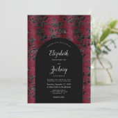 Moody Burgundy Black Damask Arch Dark Wedding Einladung (Stehend Vorderseite)