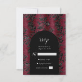 Moody Burgundy Black Damask Arch Wedding RSVP Karte (Vorderseite)