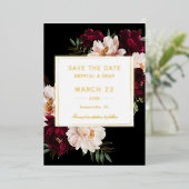 Moody Burgundy Blush Floral Wedding Save the Date Folieneinladung (Stehend vorne)