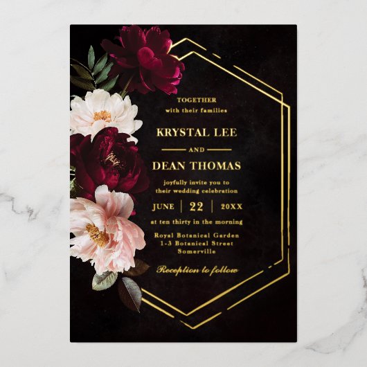 Moody Burgundy Blush Pink Bloral Peonies Wedding Folieneinladung (Vorderseite)