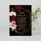 Moody Burgundy Blush Pink Bloral Peonies Wedding Folieneinladung (Stehend vorne)