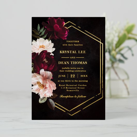 Moody Burgundy Blush Pink Bloral Peonies Wedding Folieneinladung (Stehend vorne)
