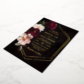 Moody Burgundy Blush Pink Bloral Peonies Wedding Folieneinladung (Gedreht)