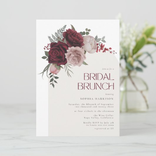 Moody Burgundy Floral Arch Bridal Brunch Einladung (Stehend Vorderseite)