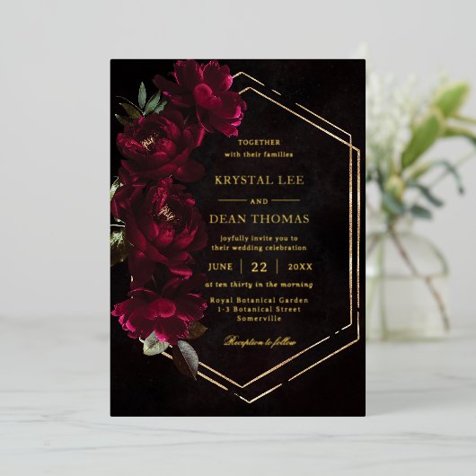 Moody Burgundy Floral Peonies Wedding Folieneinladung (Stehend vorne)