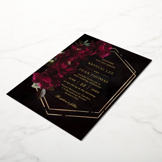 Moody Burgundy Floral Peonies Wedding Folieneinladung (Gedreht)