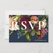 Moody Burgundy Navy Blue Winter Floral Wedding RSVP Karte (Vorderseite)