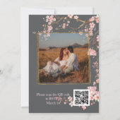 Moody Charcoal and Pink Cherry Blossom Wedding Einladung (Rückseite)