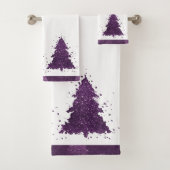 Moody Christmas Tree | Lila Spritzer aus dunklem P Badhandtuch Set (Insitu)