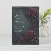 Moody Dark Charcoal Burgundy Rose Floral Wedding Einladung (Stehend Vorderseite)