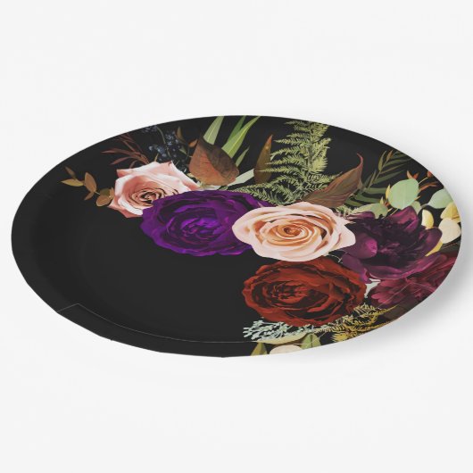 Moody Dark Floral Greenery Bold Color Chic Wedding Pappteller (Schrägansicht)