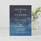 Moody Dark Navy Blue Watercolor Wash Wedding Einladung (Stehend Vorderseite)