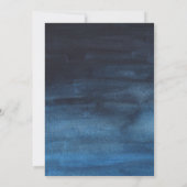 Moody Dark Navy Blue Watercolor Wash Wedding Einladung (Rückseite)