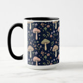 Moody Dark Navy Fungi Seamless Pattern Tasse (Links)