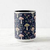 Moody Dark Navy Fungi Seamless Pattern Tasse (Zentrum)