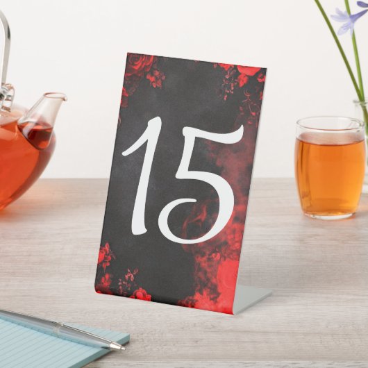Moody Dark Red Rose Wedding Table Number Sockelschild (In SItu)