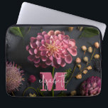 Moody Floral Mit Monogramm Laptopschutzhülle<br><div class="desc">Personalisieren Sie diesen moody floral tech Gehäuse mit Ihrem Monogramm Initial und Ihrem Vor- oder Nachnamen in schicker Schrift. Ideal für sich selbst oder als Geschenk. WÄHLEN SIE IHRE FALLGRÖSSE,  wenn Sie bestellen.</div>