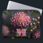 Moody Floral Mit Monogramm Laptopschutzhülle<br><div class="desc">Personalisieren Sie diesen moody floral tech Gehäuse mit Ihrem Monogramm Initial und Ihrem Vor- oder Nachnamen in schicker Schrift. Ideal für sich selbst oder als Geschenk. WÄHLEN SIE IHRE FALLGRÖSSE,  wenn Sie bestellen.</div>
