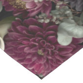 Moody Floral Pattern with Dahlias and Calla Lilies Tischdecke (Schrägansicht)