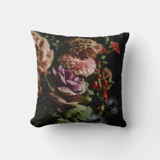 Moody Floral Throw Kissen