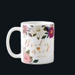Moody Floral Watercolor Bridesmaid Monogram Kaffeetasse<br><div class="desc">Unsere elegante und launische Tasse in Aquarellfarben ist ein Geschenk für Ihre Brautjungfrau. Das Design zeigt unsere handgezeichnet Aquarellfloralen in einer schönen rustikalen und moody Farbpalette. Blütenpinken, majestätisch mit Akzenten von Olivengrün, tiefgrüne Purpur und lebhafte smaragdgrüne Grüntöne, um diese wunderschönen, markanten Blumen zu schaffen, die sich um die Tasse wickeln....</div>