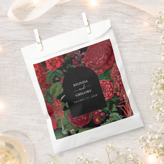 Moody Florals Black Arch Burgundy Red Wedding Geschenktütchen (Ausgeschnitten)