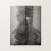 Moody Foggy Schwarz-weiß Bridge über Wasser Puzzle (Vertikal)