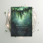 Moody Forest Greenery verzaubert Fairy Dark Weddin Einladung<br><div class="desc">Eine skurrile Aquarellillustrierung eines dichten Waldzweigs mit üppiger Laubpflanze und überhängenden Weinreben in smaragdgrünem Grün, funkelnd mit Märchenleuchten und zauberhaftem Staub, schmückt die Sommereinladung der Hochzeit im Herbst im Frühjahr mit einem bezaubernden Waldthema. Eine elegante, moderne Einladung für eine märchenhafte Hochzeit. Ideal für Bräute, die die märchenhafte Waldlandschaft, den Märchenwald...</div>