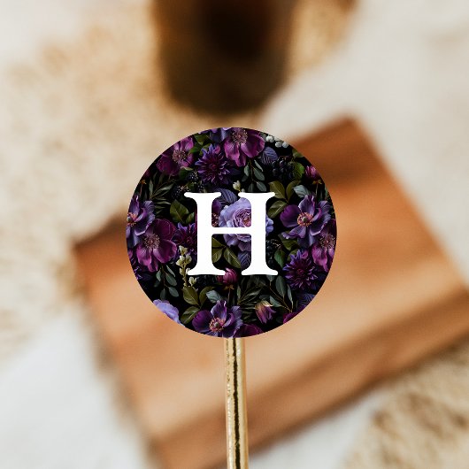 Moody Gothic Lila Floral Wedding Monogram Runder Aufkleber