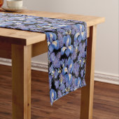 Moody Iris Kurzer Tischläufer (Beispiel)