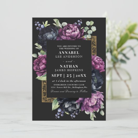 Moody Lila Black Elegant Floral Wedding QR Code Einladung (Stehend Vorderseite)