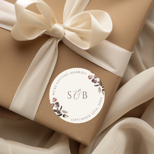Moody Lila Floral Round Wedding Sticker Initialen