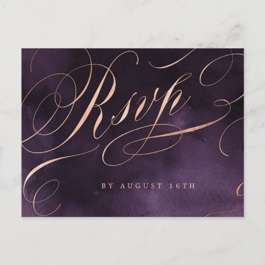 Moody lila Rose Goldkalligrafie Hochzeit RSVP Einladungspostkarte (Vorderseite)