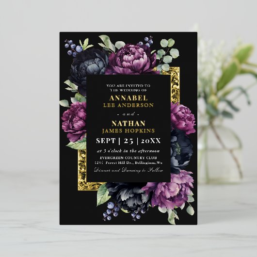 Moody Lila und Black Elegante Blumenhochzeit Folieneinladung (Stehend vorne)