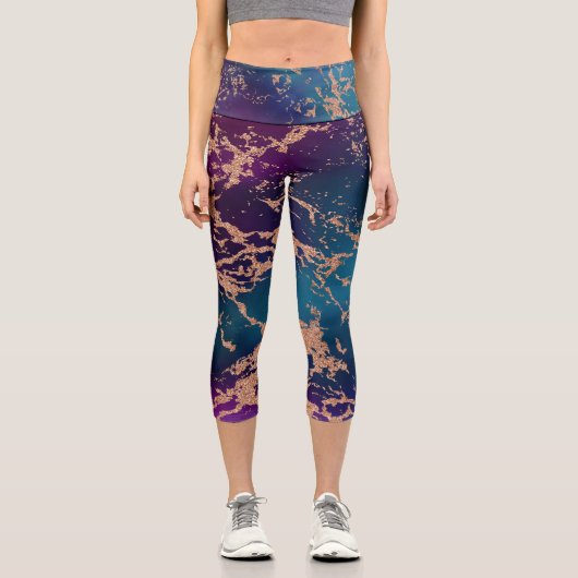 Moody Luxe Marble | Tief Lila und Aquamarine Rose Capri Leggings (Vorderseite)