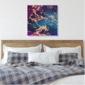 Moody Luxe Marble | Tief Lila und Aquamarine Rose  Leinwanddruck (Insitu (Schlafzimmer))