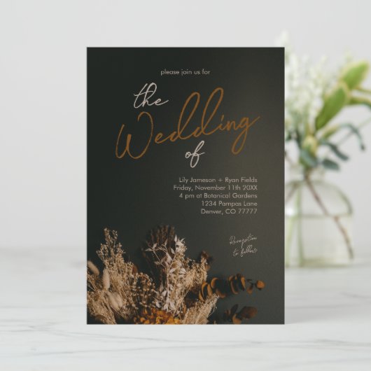 Moody Modern Dark Boho Rustic Floral Wedding Einladung (Stehend Vorderseite)